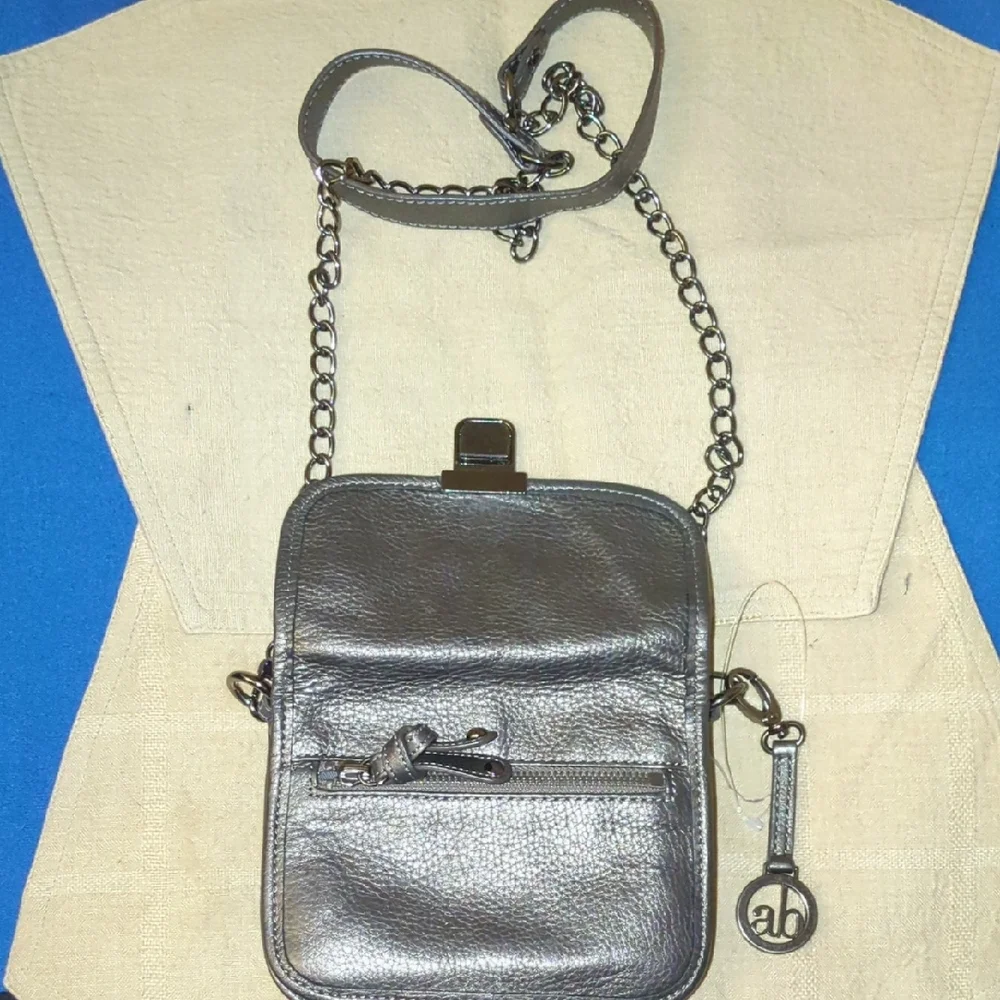 Audrey Brooke Metallic Leather Crossbody Bag NOW ONLY $25 - Picture 6 of 7
